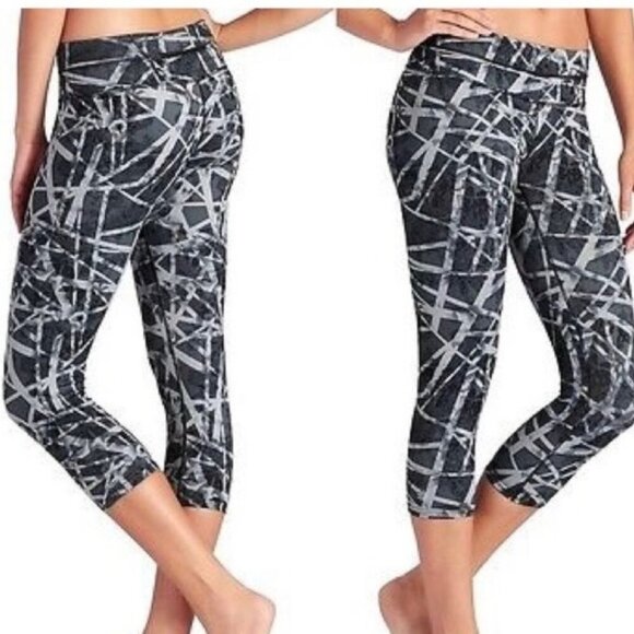 Athleta Women's Black & White Floral Geo Sonar Capri Leggings Size Medium - Picture 1 of 8